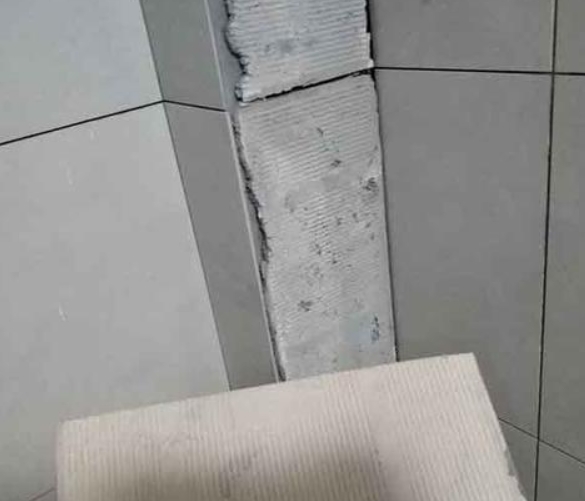 花都瓷砖空鼓维修公司分享下厨房瓷砖脱落的补救措施。